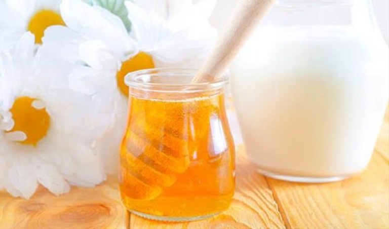 Chữa các bệnh về da gây ngứa bằng mật ong và sữa chua