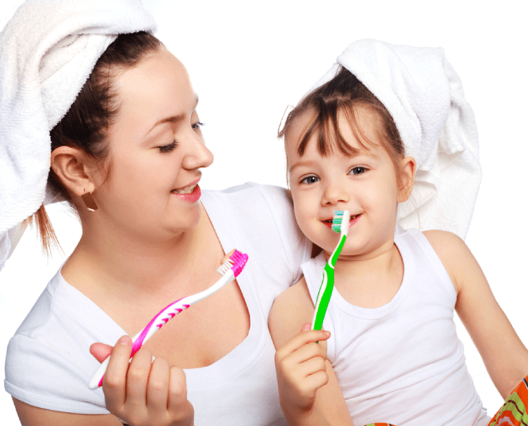Tạo thói quen đánh răng trước và sau khi ăn, sau khi đi ngủ cho bé