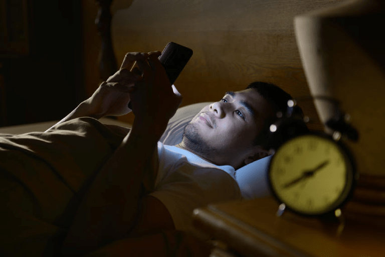 hạn chế sử dụng thiết bị điện tử trước khi ngủ