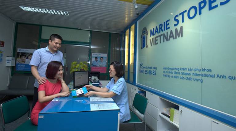 Một bệnh nhân thăm khám phụ khoa tại Marie Stopes International Đà Nẵng 