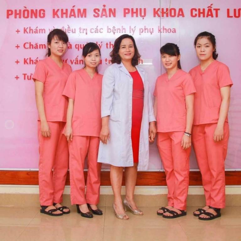 Phòng khám phụ khoa của bác sĩ Chánh lấy tông màu hồng làm chủ đạo