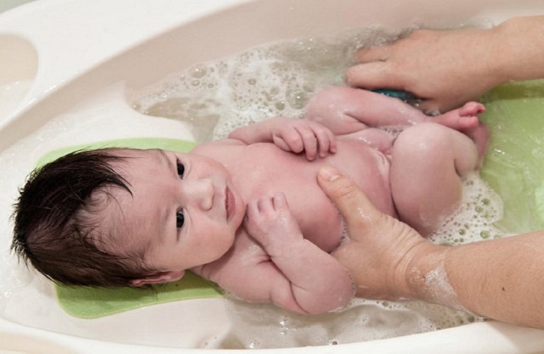 tắm lá vối cho trẻ sơ sinh 