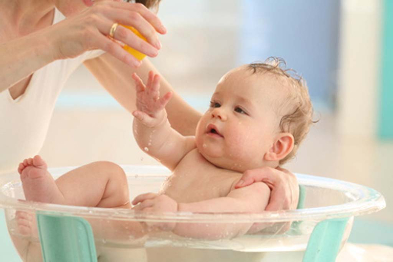 Tắm rửa sạch sẽ cho bé giúp loại bỏ vi khuẩn, ngăn ngừa bệnh phát triển mạnh