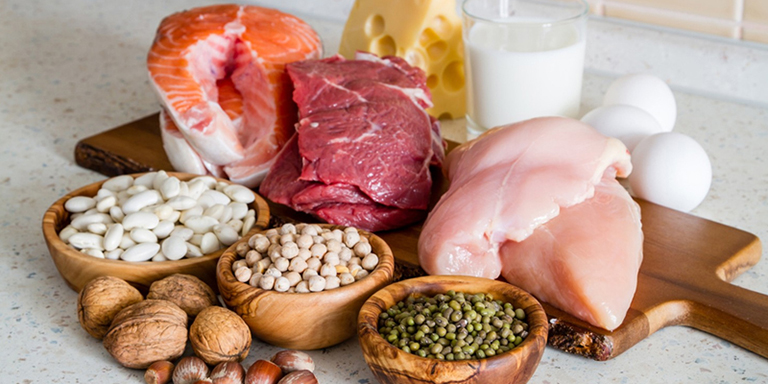 Thịt, cá, trứng sữa cung cấp protein giúp cơ thể mẹ
