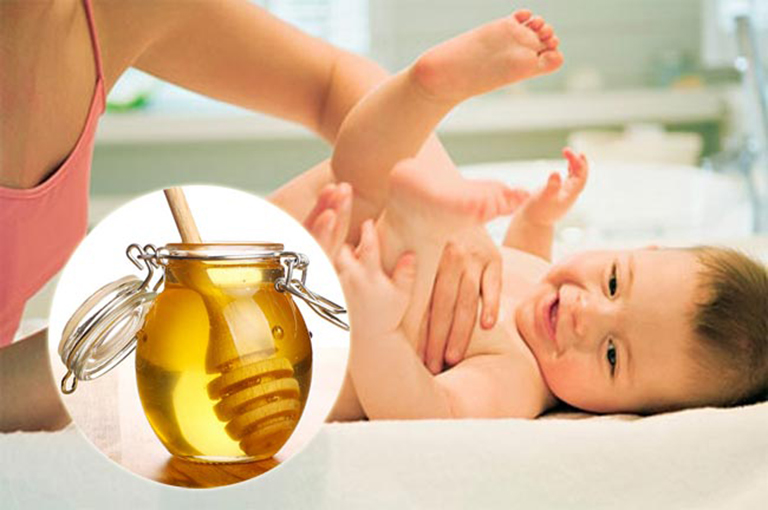 cách chữa táo bón cho trẻ sơ sinh bằng mật ong