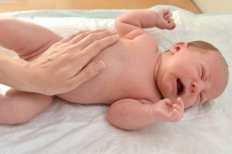 Tại sao trẻ sơ sinh bị đầy hơi chướng bụng?