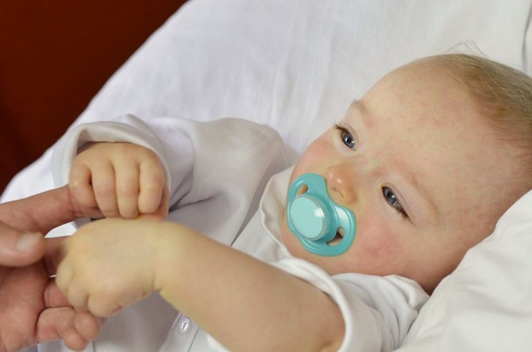 Biểu hiện bệnh sốt phát ban ở trẻ sơ sinh
