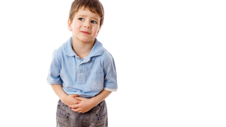 Trẻ nhiễm giun thường có các triệu chứng: đau bụng, ngứa hậu môn, xanh xao,...