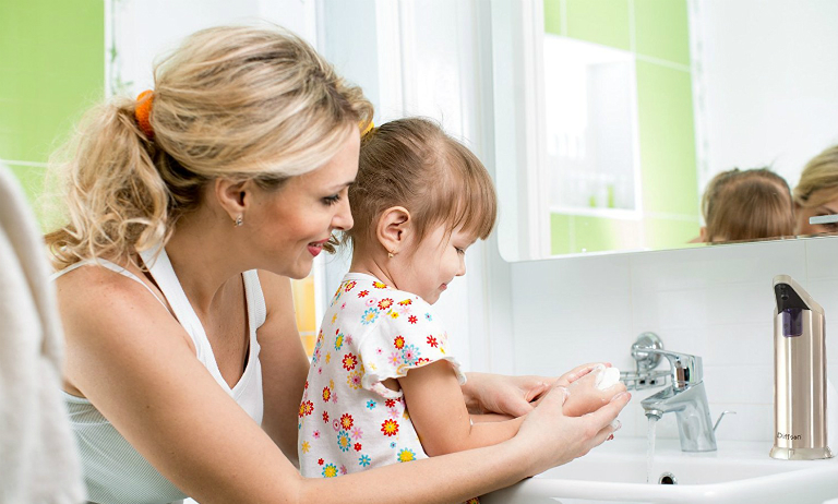 Cần hướng dẫn trẻ trong việc giữ gìn vệ sinh cá nhân để phòng tránh nhiễm giun đường ruột.