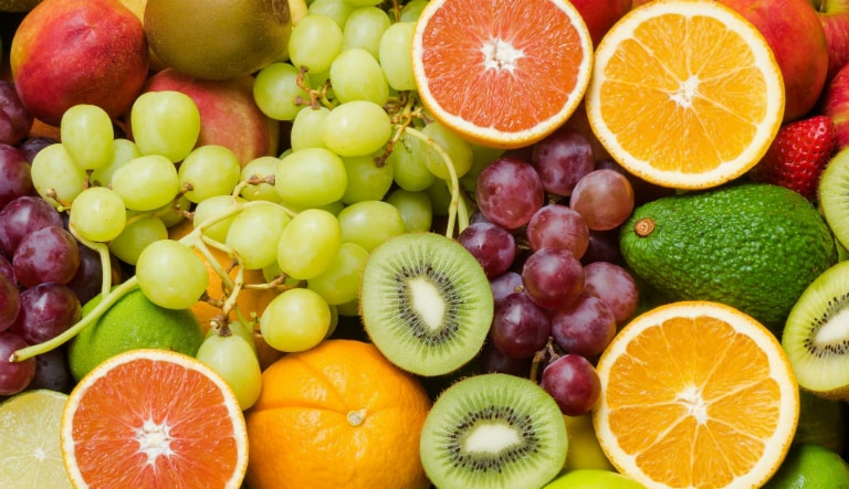 Một số loại trái cây như kiwi, dứa, cam, chanh, bưởi,... giúp trị cơn ho dài ngày, ho có đờm hiệu quả.