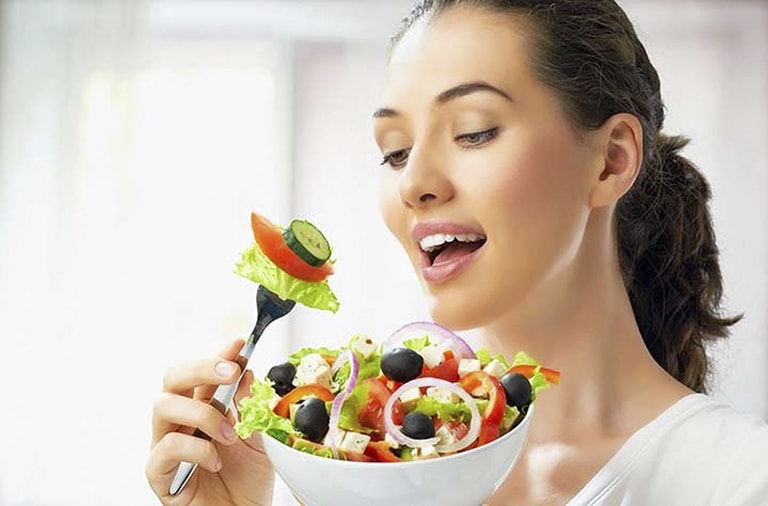 Ăn nhiều trái cây và rau xanh giúp bổ sung vitamin và khoáng chất cho cơ thể