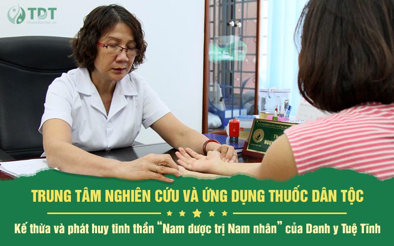 Bác sĩ khám chữa bệnh trị tại Trung Tâm Thuốc Dân Tộc