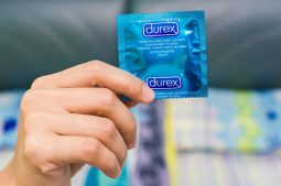 Thương hiệu bao cao su Durex có cung cấp dòng sản phẩm bao cao su giúp nam giới kéo dài thời gian quan hệ.