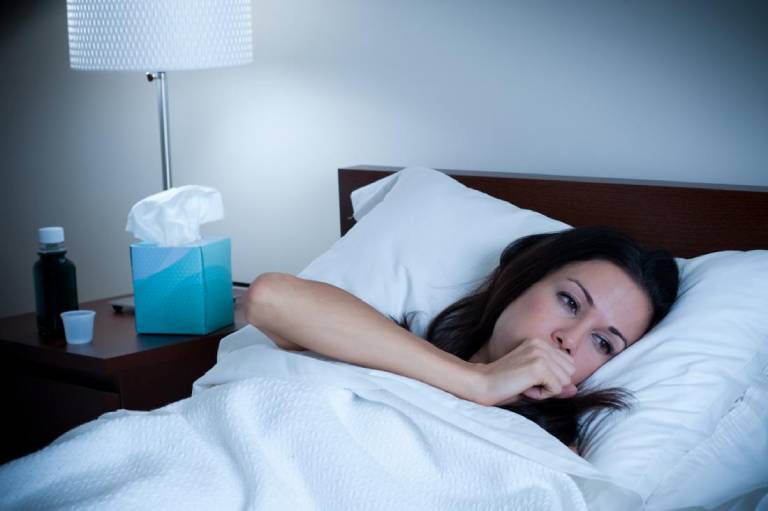 Ho khan về đêm hoặc sáng sớm là triệu chứng đặc trưng của bệnh hen suyễn
