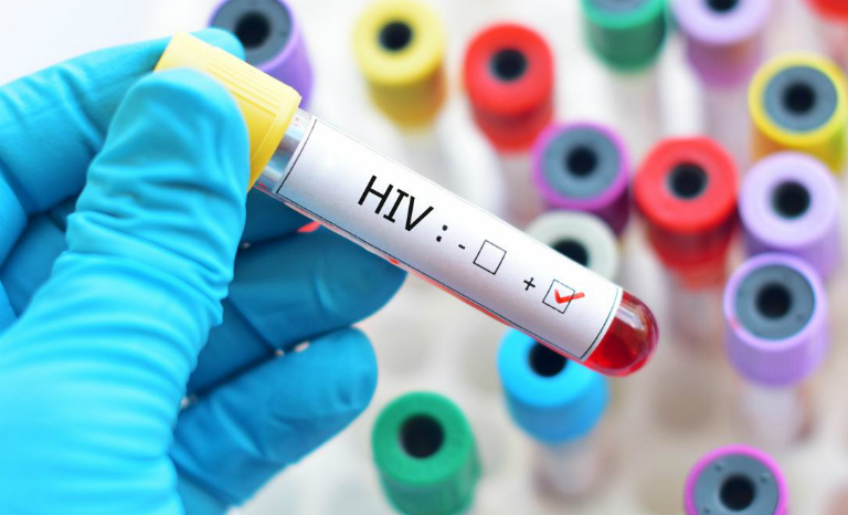 Quan hệ không dùng bao cao su có thể khiến bạn bị nhiễm virus HIV từ bạn tình.