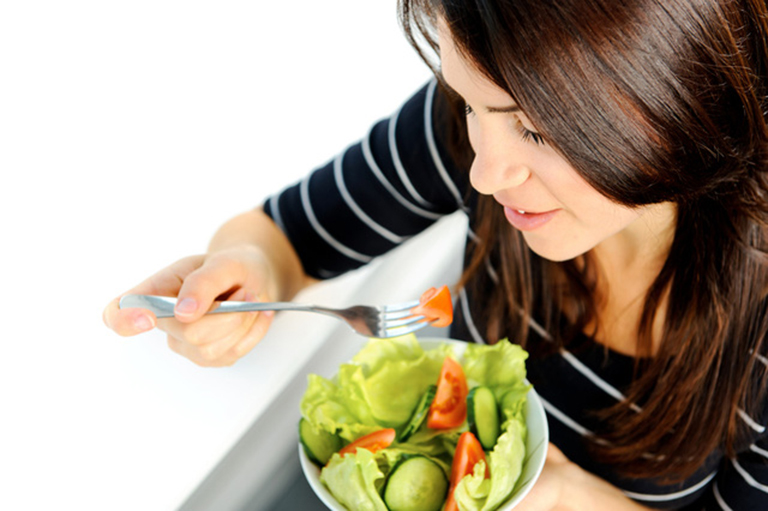 Khi bị hôi nách bạn nên bổ sung vào vào chế độ ăn uống nhiều loại rau xanh và hoa quả tươi