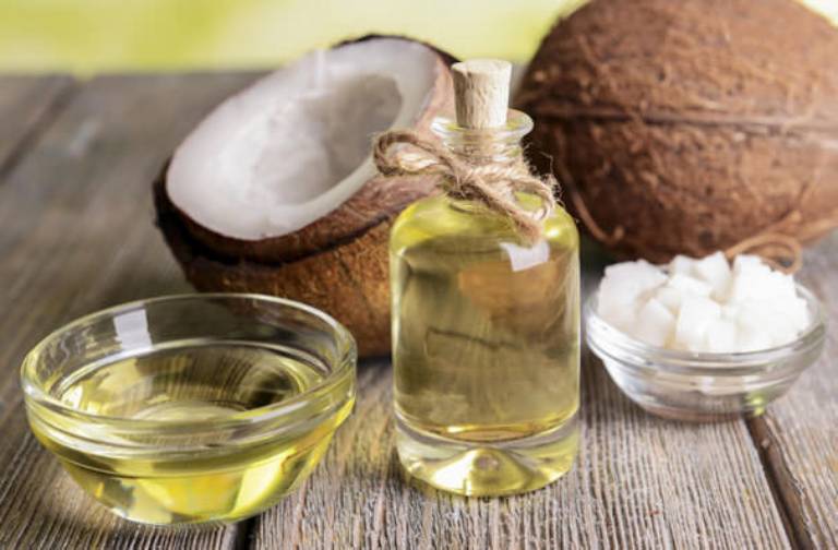 5 Cách trị rạn da bằng dầu dừa