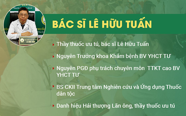 Bác sĩ Lê Hữu Tuấn đang làm việc tại Trung Tâm Thuốc Dân tộc