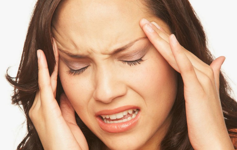 Ở trường hợp nặng, viêm xoang có thể gây ra apxe não, viêm màng não,... gây đau đầu, cứng gáy,...