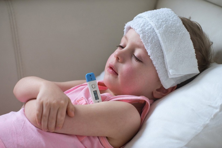 3. Cách chăm sóc trẻ bị viêm tai giữa khi bé sốt