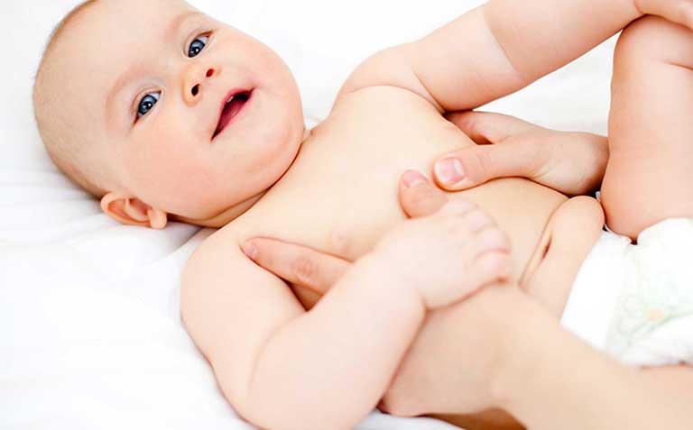 cách massage bụng cho trẻ sơ sinh bị táo bón