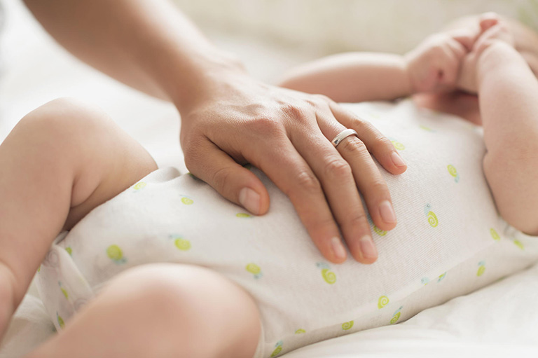 cách trị táo bón ở trẻ em bằng massage bụng