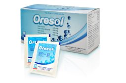 Thuốc Oresol là dạng bột pha uống giúp bù nước, bù chất điện giải cho cơ thể.