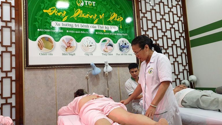 Bác sĩ, tiến sĩ Nguyễn Thị Vân Anh trực tiếp thực hiện châm cứu cho người bệnh
