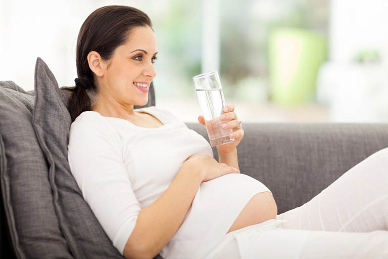 mẹ bầu bị trào ngược dạ dày nên uống nhiều nước