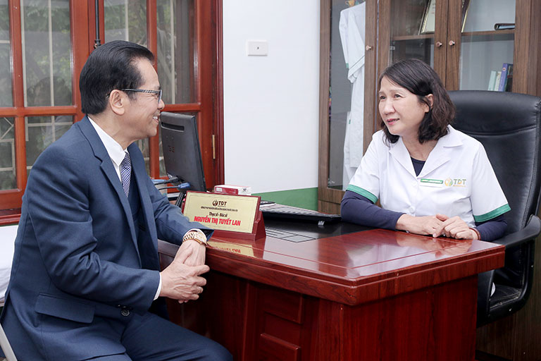 NSND Trần Nhượng và Bác sĩ Tuyết Lan điều trị bệnh dạ dày tại Thuốc dân tộc