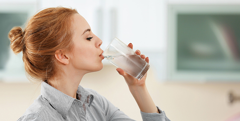 uống nước ngăn ngừa viêm họng cấp J02