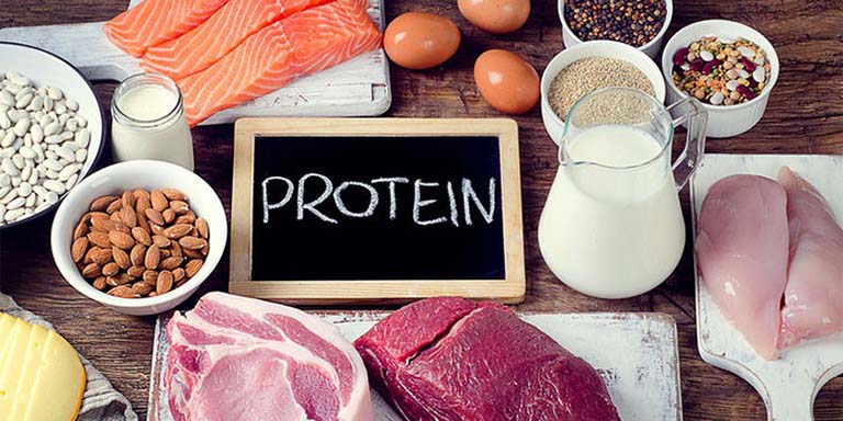 bé bị viêm họng nên ăn các thực phẩm giàu protein