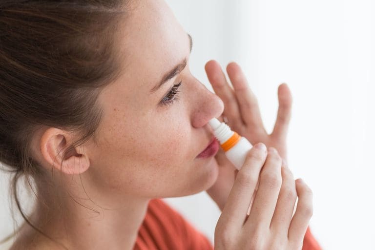 Cách sử dụng các loại thuốc xịt mũi viêm xoang đúng