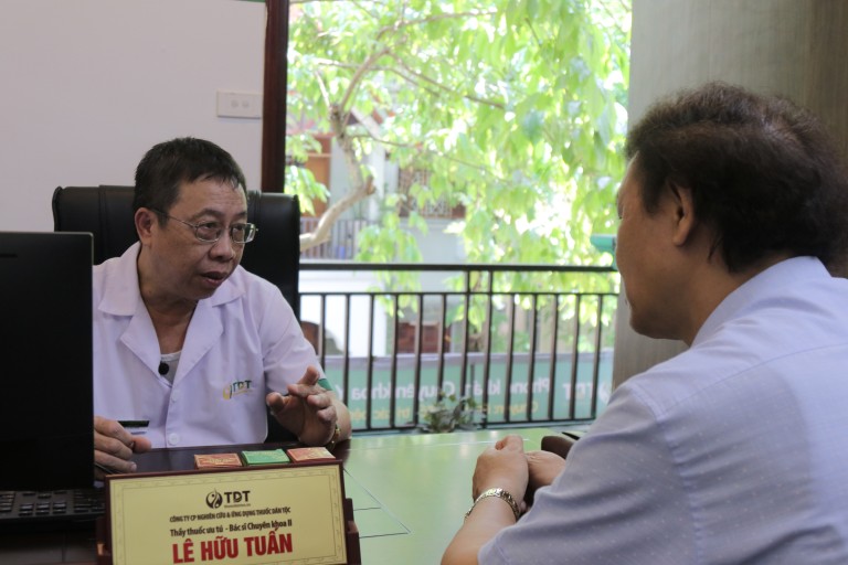 Bác sĩ Tuấn khám cho diễn viên Nguyễn Hải