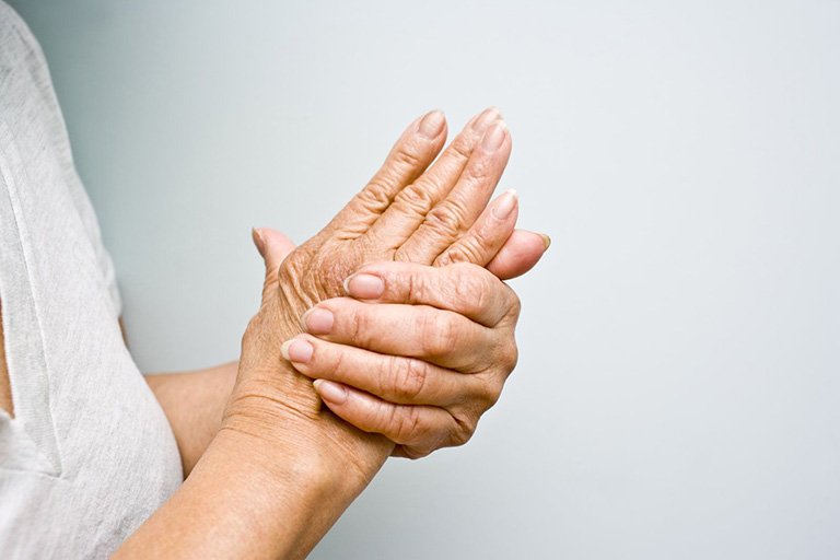 Xoa bóp massage chữa tê chân tay ở người cao tuổi