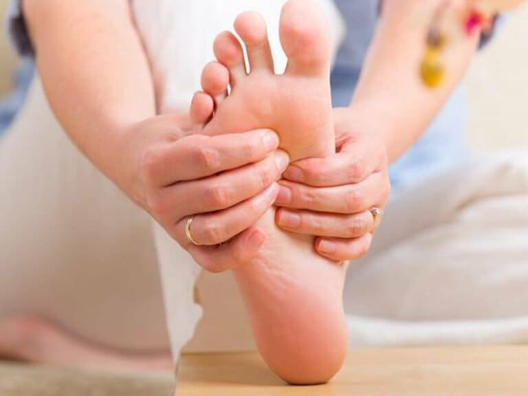 Triệu chứng tê chân là gì?