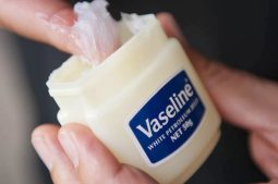 trị rạn da bằng Vaseline