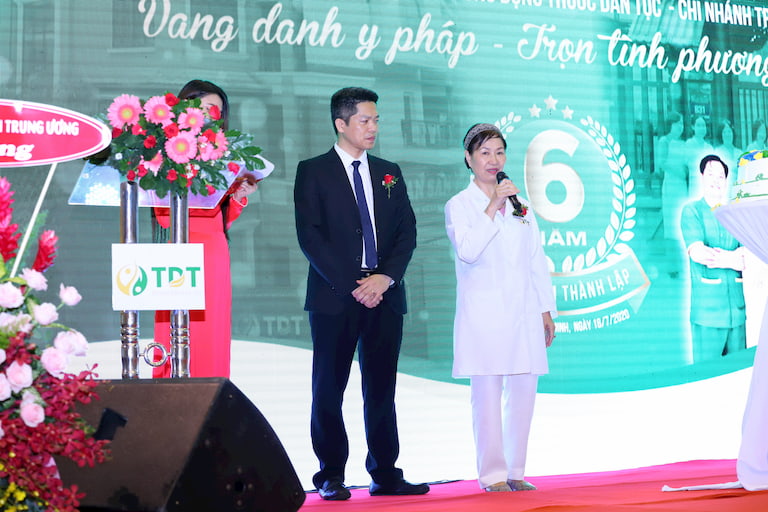  Ông Nguyễn Quang Hưng và Bác sĩ Nguyễn Thị Phương Mai chia sẻ tại buổi lễ