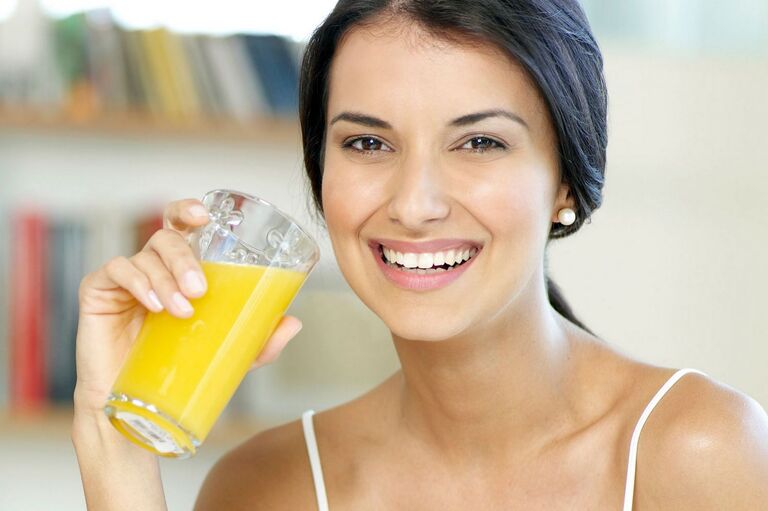 Bị sỏi thận có nên uống nước cam không?