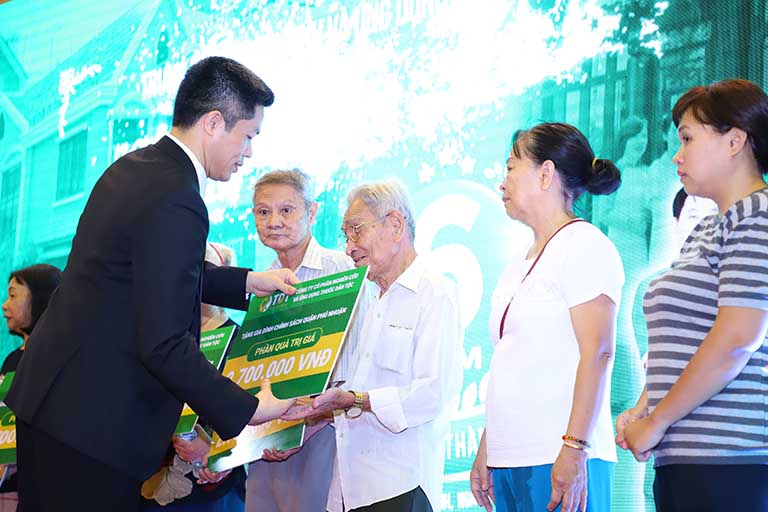 Ông Nguyễn Quang Hưng đại diện Trung tâm trao quà cho những gia đình có hoàn cảnh khó khăn