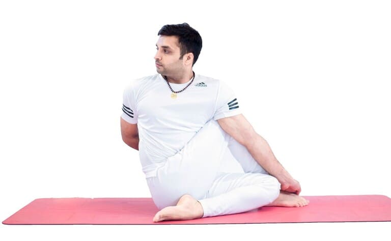 tư thế yoga vặn cột sống