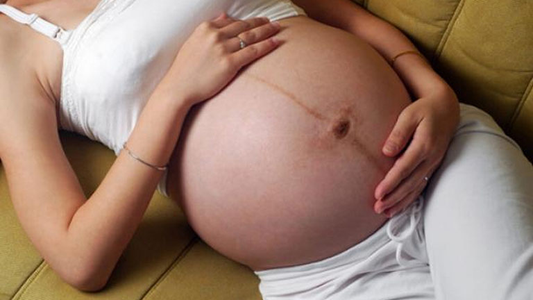 Xuất hiện đường sọc nâu ở bụng - dấu hiệu phụ nữ có thai 