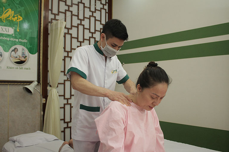 NSƯT Hương Dung trị liệu đau vai gáy tại Trung tâm Thuốc dân tộc