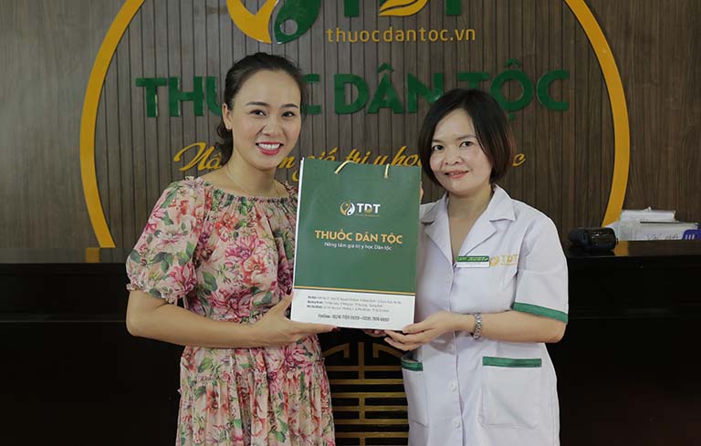 Bác sĩ Lệ Quyên hướng dẫn diễn viên Khánh Linh nhận thuốc