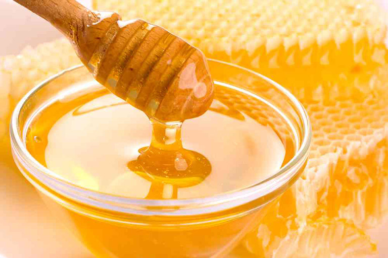 điều trị táo bón cho trẻ bằng thuốc dân gian từ mật ong