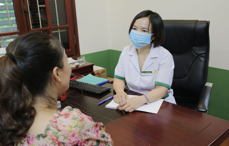 Bác sĩ Lệ Quyên khám và điều trị mề đay cho DV Khánh Linh