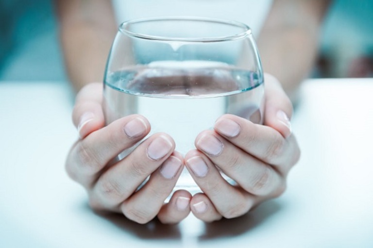 Uống nước nhiều có hại cho thận không