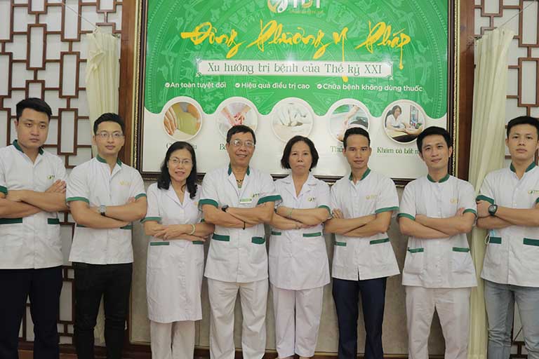 Bác sĩ Doãn Hồng Phương cùng đội ngũ chuyên gia, BS Vật lý trị liệu tại Đông Phương Y pháp Thuốc dân tộc