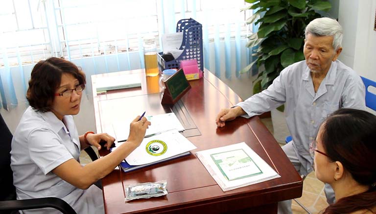 Một buổi thăm khám ủa BS Tuyết Lan cùng bệnh nhân tại Trung tâm Thuốc dân tộc