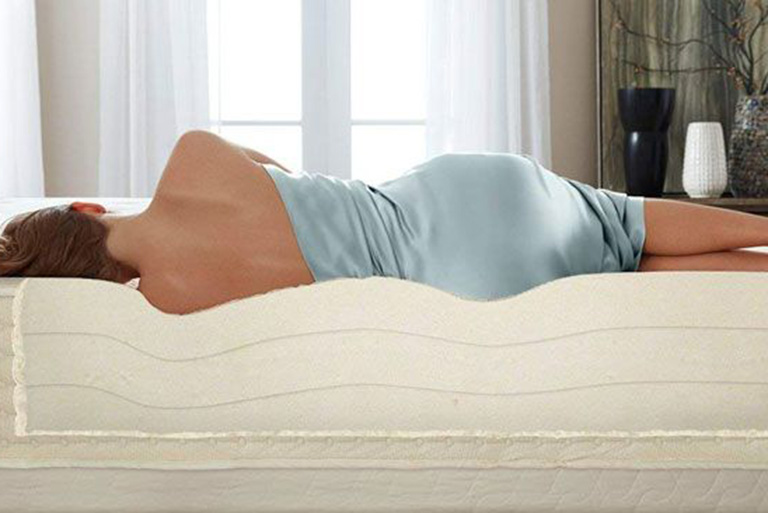ngủ không đúng tư thế gây đau lưng